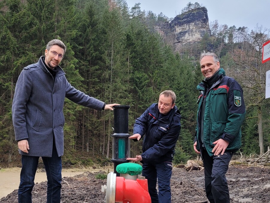 Sebnitzer Oberbürgermeister Ronald Kretzschmar, Stadtwehrleiter und Gerätewart der Feuerwehr Björn Hoyer und Leiter der Nationalpark- und Forstverwaltung Sächsische Schweiz vom Sachsenforst Uwe Borrmeister nehmen Löschwasserzisterne in Betrieb