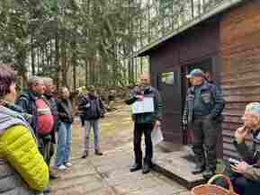 mehrere Personen vor Waldhütte