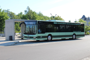 Bus an Haltestelle