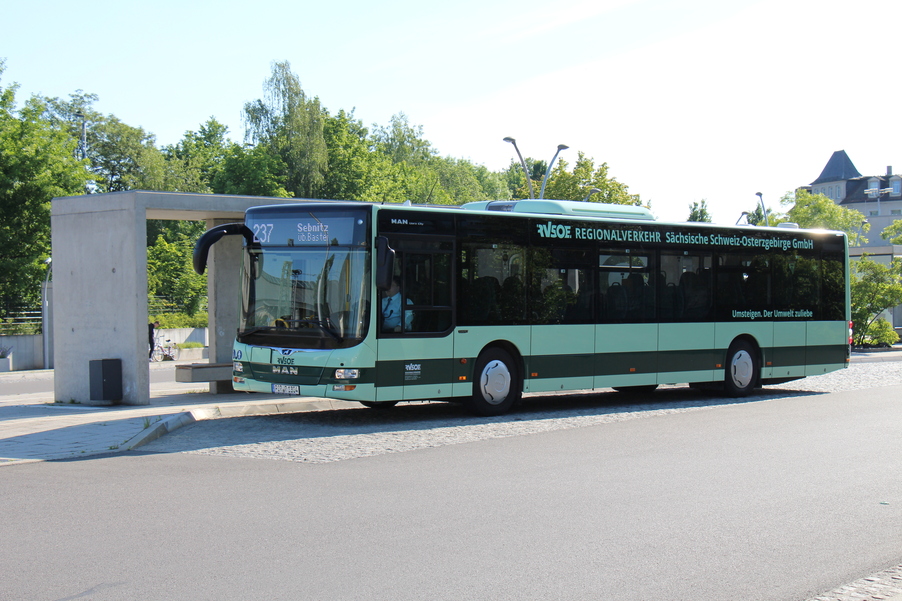 Bus der RVSOE vor Haltestelle