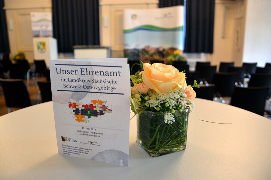 Abendprogramm Ehrenamtsveranstaltung und Blumengedeck, im Hintergrund der Sitzungssaal