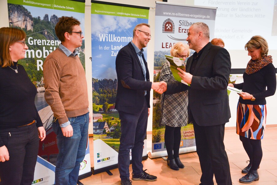 Landrat Michael Geisler übergibt Urkunde und Preis an Gewinner der Prämierungsveranstaltung zum Bürgerbudget