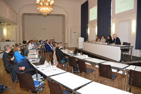 Kreistagssaal Regionalkonferenz mit mehreren Personen