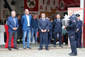 mehrere Personen in blauen Anzügen