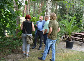 mehrere Personen an Bienenstock