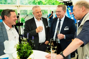 vier Personen an einem Tisch