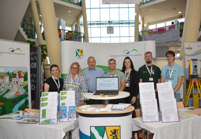 Auszubildende am Stand versammelt