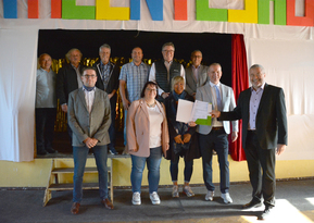 Gruppenfoto von Menschen mit dem Zuwendungsbescheid in der Hand 