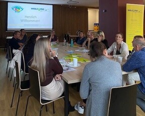 Personen an einem Tisch