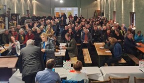 Menschen in einem Raum versammelt