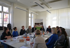 mehrere Personen zum Workshop an einem Tisch