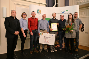 mehrere Personen vor Schautafel