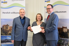 Foto: Digitalminister Dirk Panter übergibt Fördermittelbescheide an Landrat Michael Geisler und Projektverantwortliche Kati Zuber
