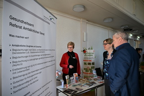 ein Roll up und drei Personen