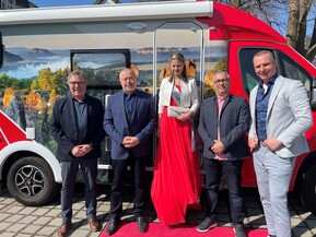 fünf Personen vor LKW