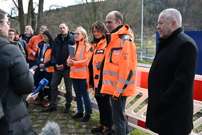 mehrere Personen mit orangenen Warnjacken