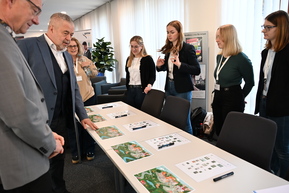 mehrere Personen an Ausstellungstisch