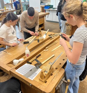 Kinder probieren sich an Holzarbeiten 