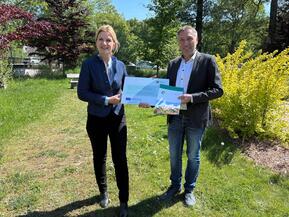 zwei Personen auf Wiese