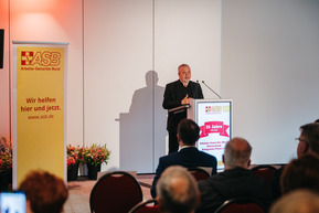 Landrat spricht vor einem Publikum