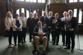 mehrere Personen in Festraum