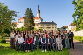 Bilder mit vielen Schülern vor einem Schloss