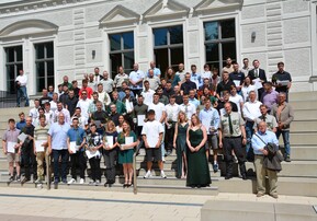 Gruppe an Menschen vor Treppe