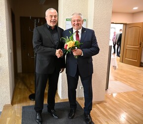 Landrat überreicht Peter Mühle einen bunten Blumenstrauß