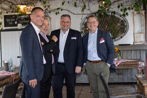 Vier Männer in einem Gespräch 