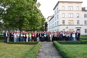 Gruppe an Personen in Parkanlage