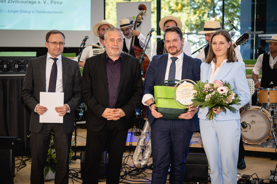 Preisträger, Musiker und Gratulanten in Festsaal