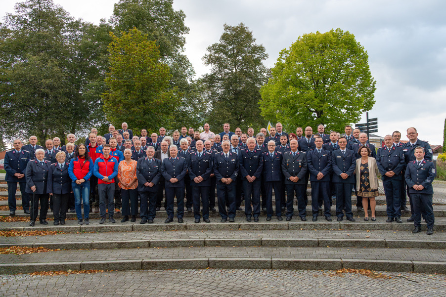 Gruppenbild ehrenamtliche Einsatzkräfte
