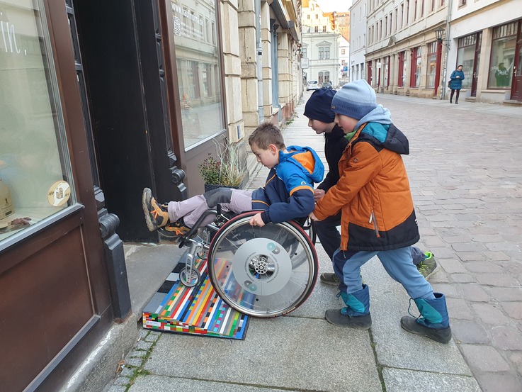 Rollstuhlfahrer testet Lego-Rampe