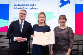 Foto von der Bescheidübergabe