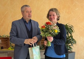förmlicher Termin zwei Personen eine mit Blumen in der Hand, die andere mit Geschenktüte