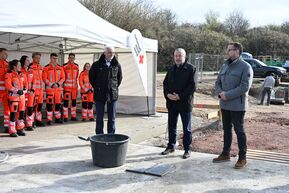 drei Männer legen den Grundstein