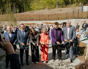 Feierliche Eroeffnung mit durchachneiden eines Bandes 