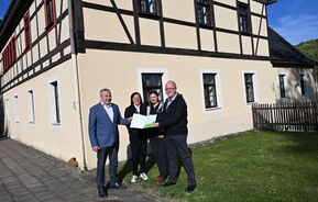 Foedermittelbescheid wird uebergeben