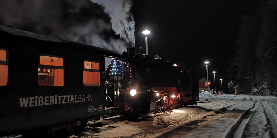 Weißeritztalbahn im Dunkeln, alles voller Schnee und Lichter