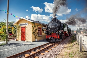 Zug mit Schiene am Bahnhof