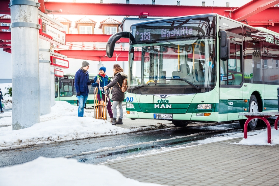 Bus im Busbahnhof