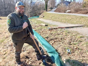 Mann in Rangeruniform auf Wiese