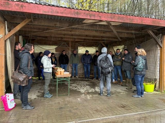 Teilnehmer der Schulung stehen unter dem Carport