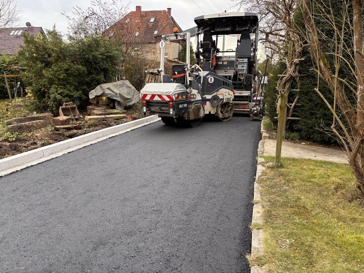 Aufbringen der Tragschicht mit Walze