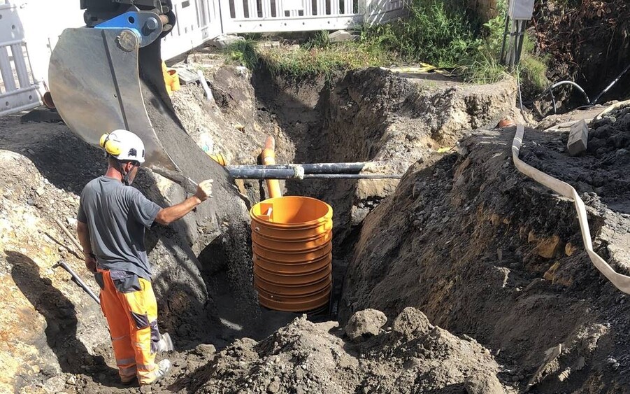 Baggerschaufel hebt Schächte aus 