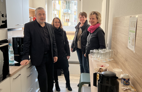 Landrat Geisler besichtigt gemeinsam mit Antje Reichel, Antje Matschas und Jana Thiele die Schülerapartments