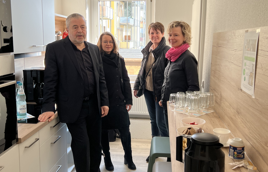 Landrat Geisler besichtigt gemeinsam mit Antje Reichel, Antje Matschas und Jana Thiele die Schülerapartments
