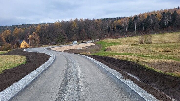 Blick auf Dammbauwerk