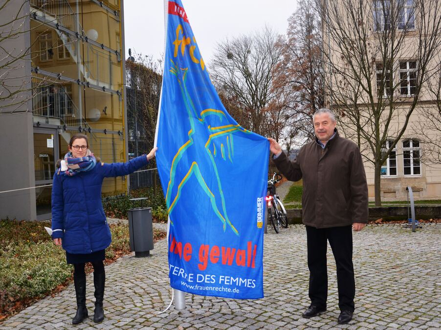 Gleichstellungsbeauftragte Teresa Schubert und Landrat Michael Geisler präsentieren die Terre des femmes