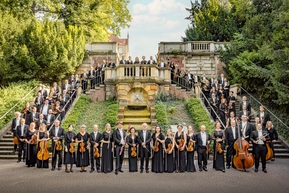 Musiker an Treppe Stadtpark Riesa in schwarzen Anzügen und Kleidern